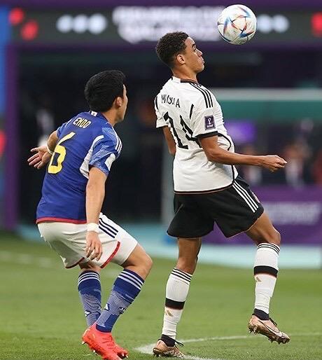 穆夏拉进攻型中场战术角色解析：拜仁体系中的创造力枢纽